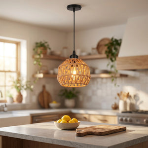 Suspension en corde de chanvre beige allumée au-dessus d'un îlot de cuisine lumineux