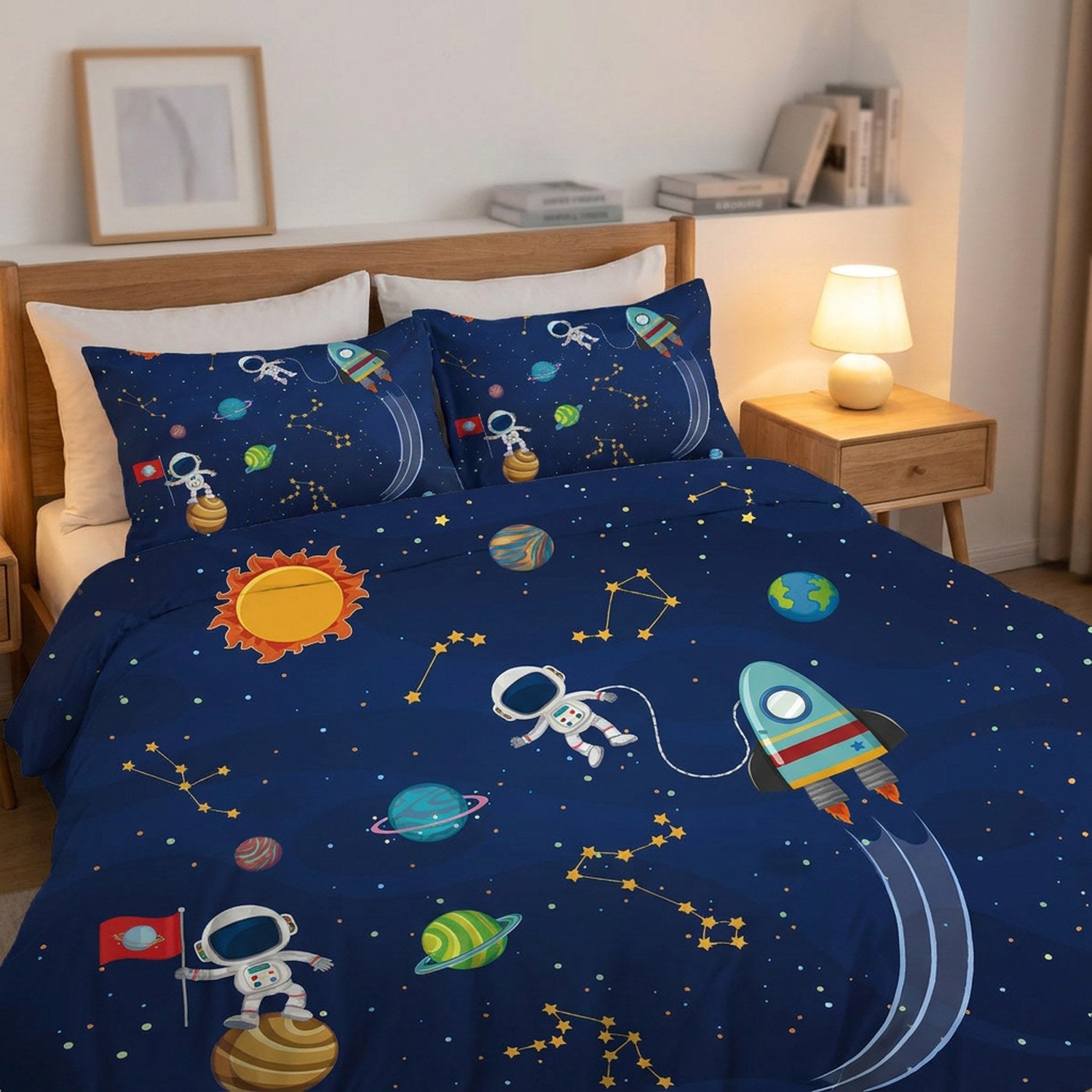 Parure de lit enfant espace sur un lit avec table de chevet et lampe allumée