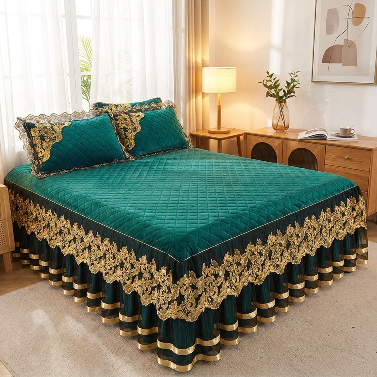 Couvre-lit en velours vert foncé à broderie dorée sur un lit près d une fenêtre lumineuse