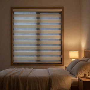Store enrouleur jour nuit fermé pour une intimité totale dans une chambre tamisée le soir