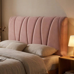 Housse de tête de lit rose capitonnée dans une chambre chaleureuse au réveil