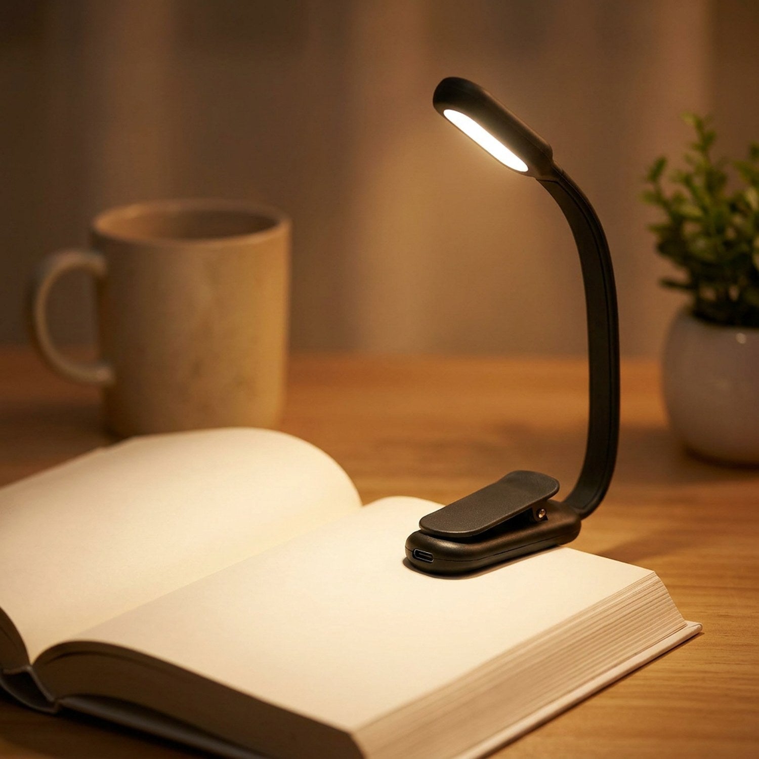 Lampe de lecture à clipser noire éclairant un livre ouvert sur un bureau chaleureux