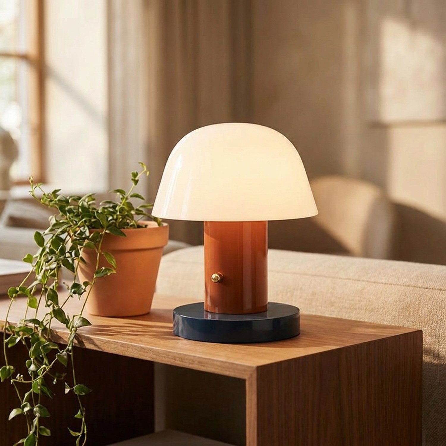 Lampe champignon terracotta allumée sur une console dans un salon chaleureux