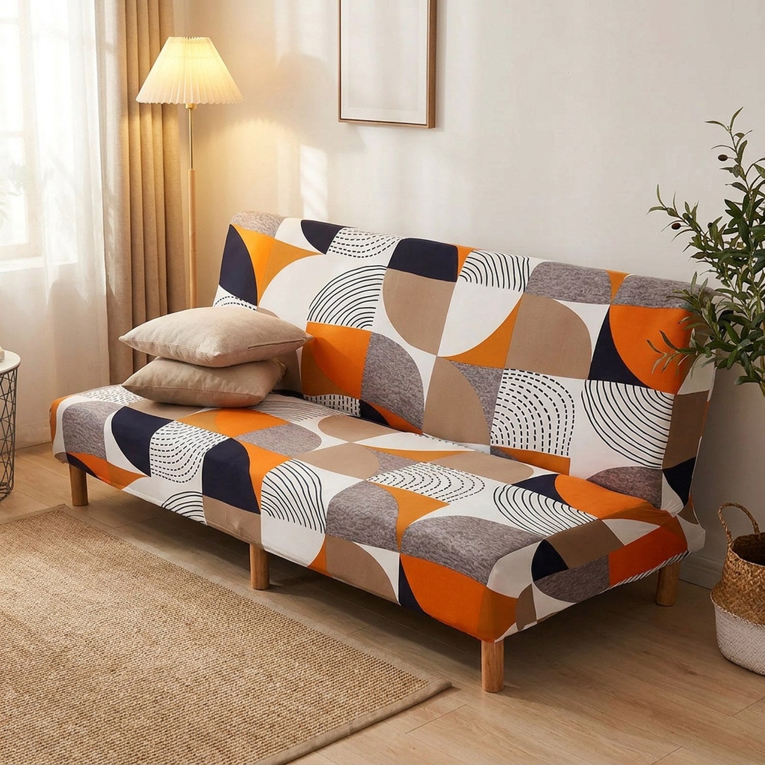 Housse de canapé-lit imprimé géométrique orange dans un salon scandinave chaleureux