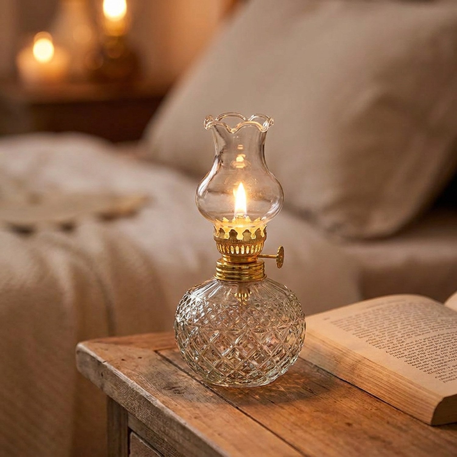 Lampe à huile en verre taillé allumée sur une table de chevet dans une chambre chaleureuse