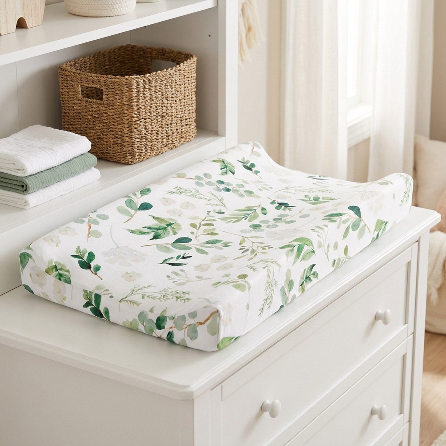 Housse de matelas à langer motif feuillage dans un coin de chambre de bébé lumineux
