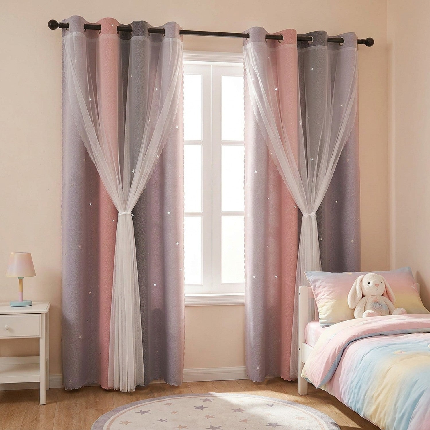 Rideau enfant à étoiles dans une chambre de fille avec petit lit et tapis étoilé