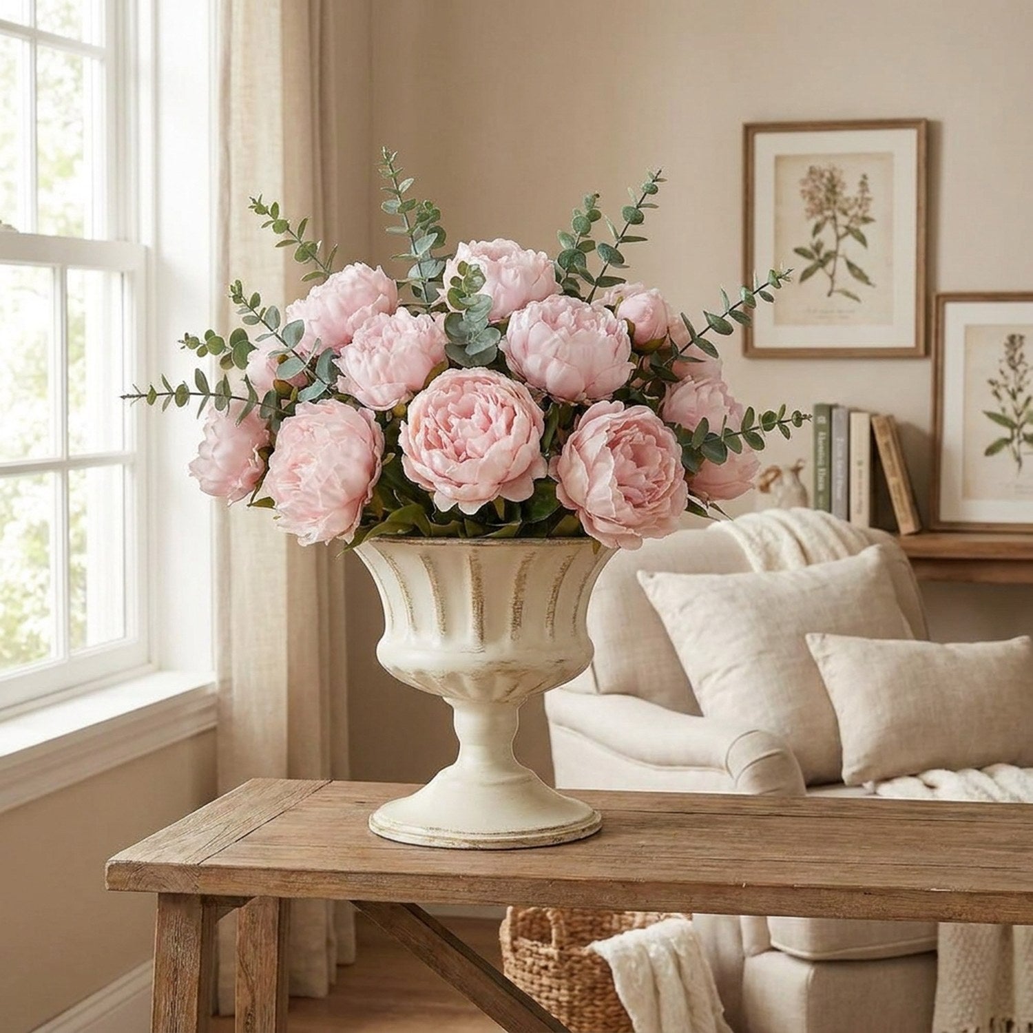 Vase médicis vintage métal blanc rempli de pivoines roses salon bohème