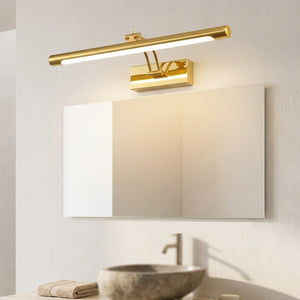 Applique murale miroir LED dorée allumée au-dessus d'un grand miroir de salle de bains lumineuse