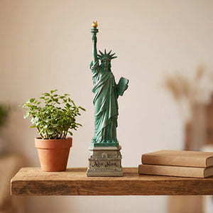 Statue de la Liberté verte sur une étagère murale en bois près d'une plante