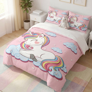 Parure licorne sur un lit fait avec peluche licorne et tapis pastel dans une chambre de fille