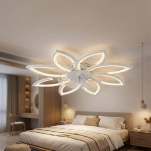 Plafonnier ventilateur fleur lumineux au plafond d'une chambre cosy