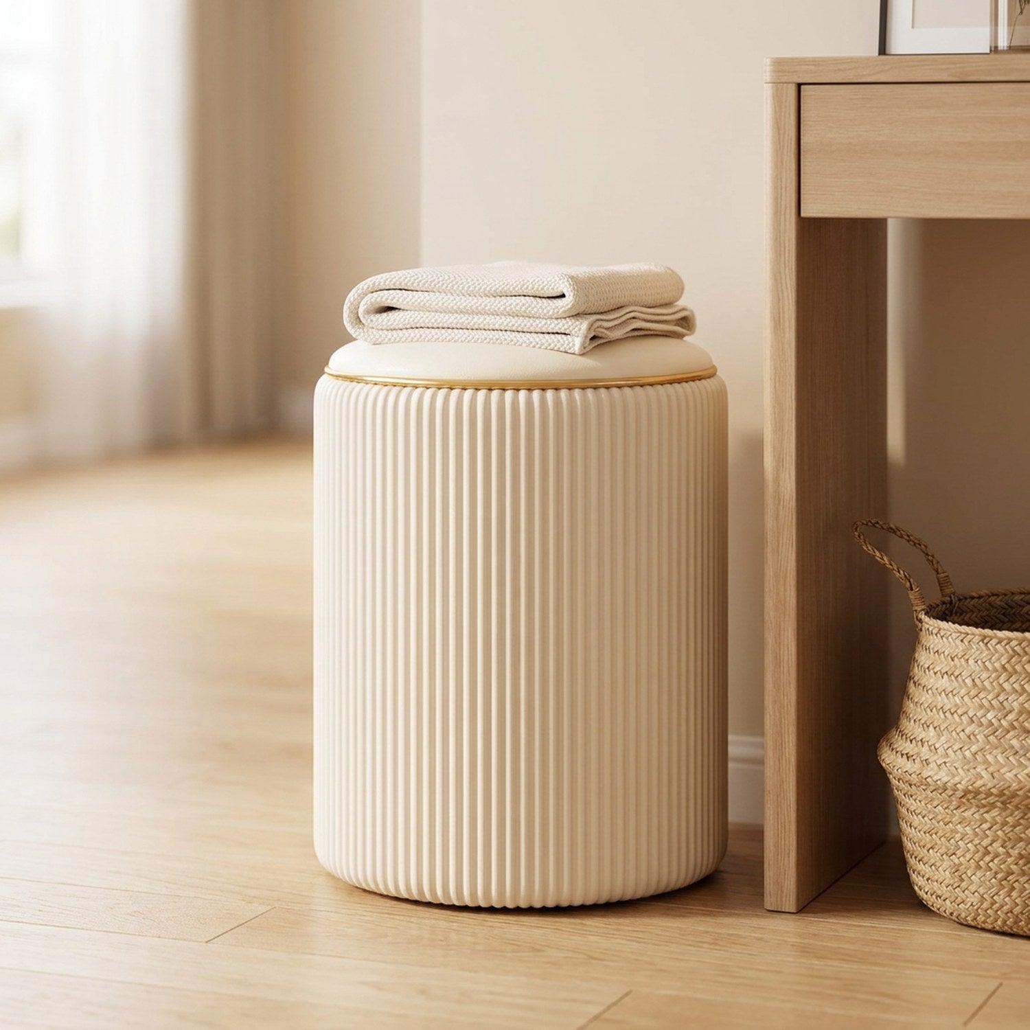 Tabouret de rangement beige avec un plaid plié dans une entrée près d'une console
