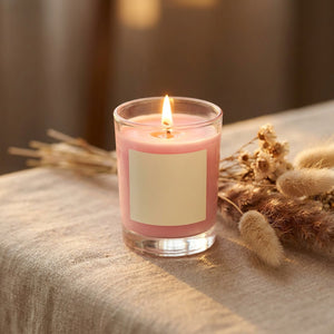 Bougie parfumée rose allumée sur une nappe en lin avec des fleurs séchées
