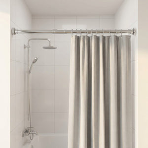 Tringle télescopique argentée installée dans une niche de douche avec rideau clair suspendu