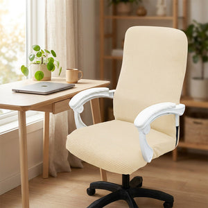 Housse de chaise de bureau beige installée dans un coin bureau lumineux près d'une fenêtre