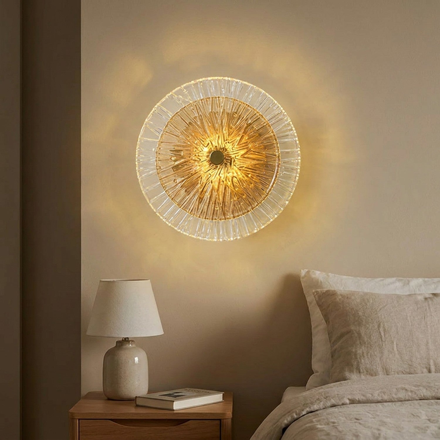 Applique murale en verre ambré au-dessus d'une table de chevet dans une chambre chaleureuse