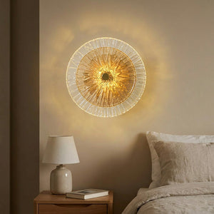 Applique murale en verre ambré au-dessus d'une table de chevet dans une chambre chaleureuse