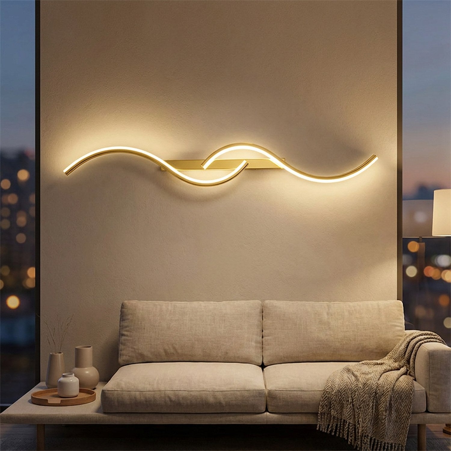 Applique murale LED dorée posée à l'horizontale au-dessus d'un canapé dans un salon chaleureux
