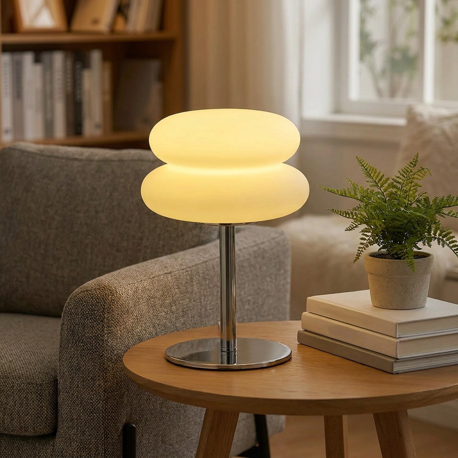 Lampe de chevet champignon posée sur une table basse ronde près d'un fauteuil cocooning