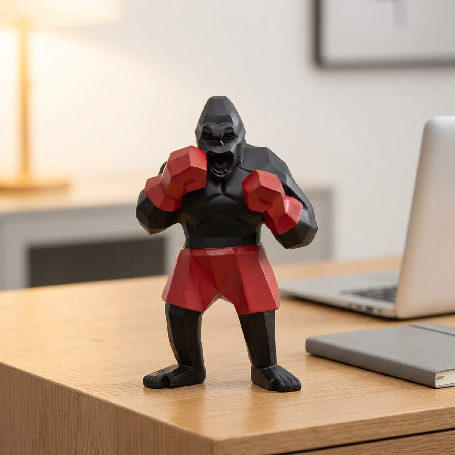 Statue gorille boxeur noir géométrique sur un bureau moderne