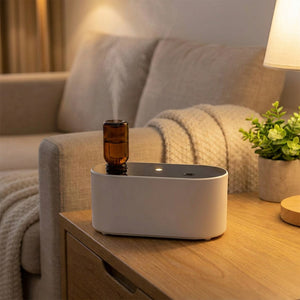Diffuseur d'huile essentielle blanc sur une table de salon avec un plaid et une plante