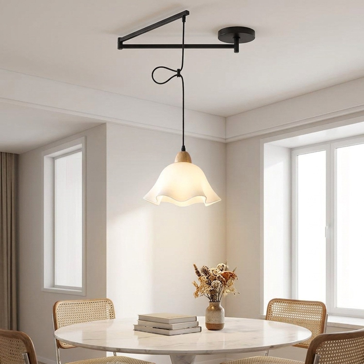 Lampe suspendue design au-dessus d'une table à manger dans un salon lumineux