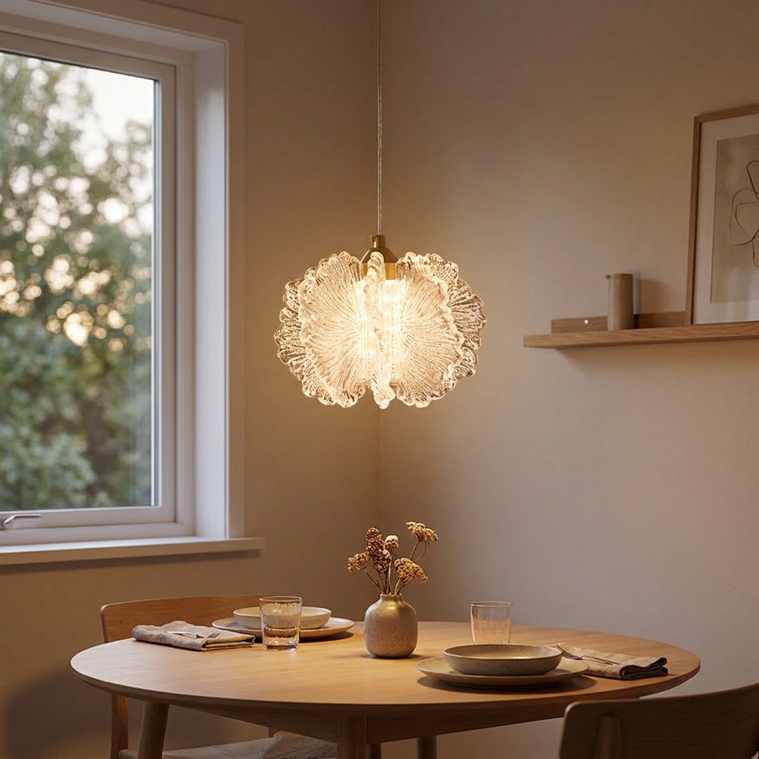 Suspension fleur transparente allumée au-dessus d'une table à manger en bois