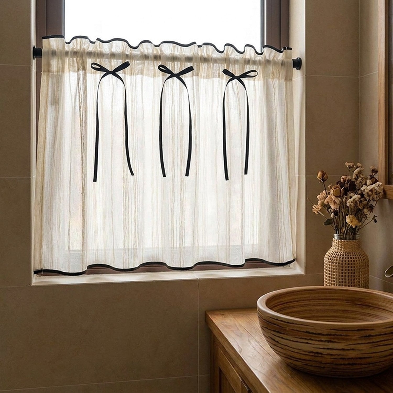 Rideau café transparent installé sur la fenêtre d'une salle de bain avec vasque en bois