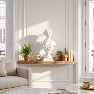 Buste de Vénus blanc sur console en bois dans salon parisien lumineux avec plantes