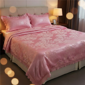 Couvre-lit rose en satin sur un lit dans une chambre moderne avec lampe de chevet allumée