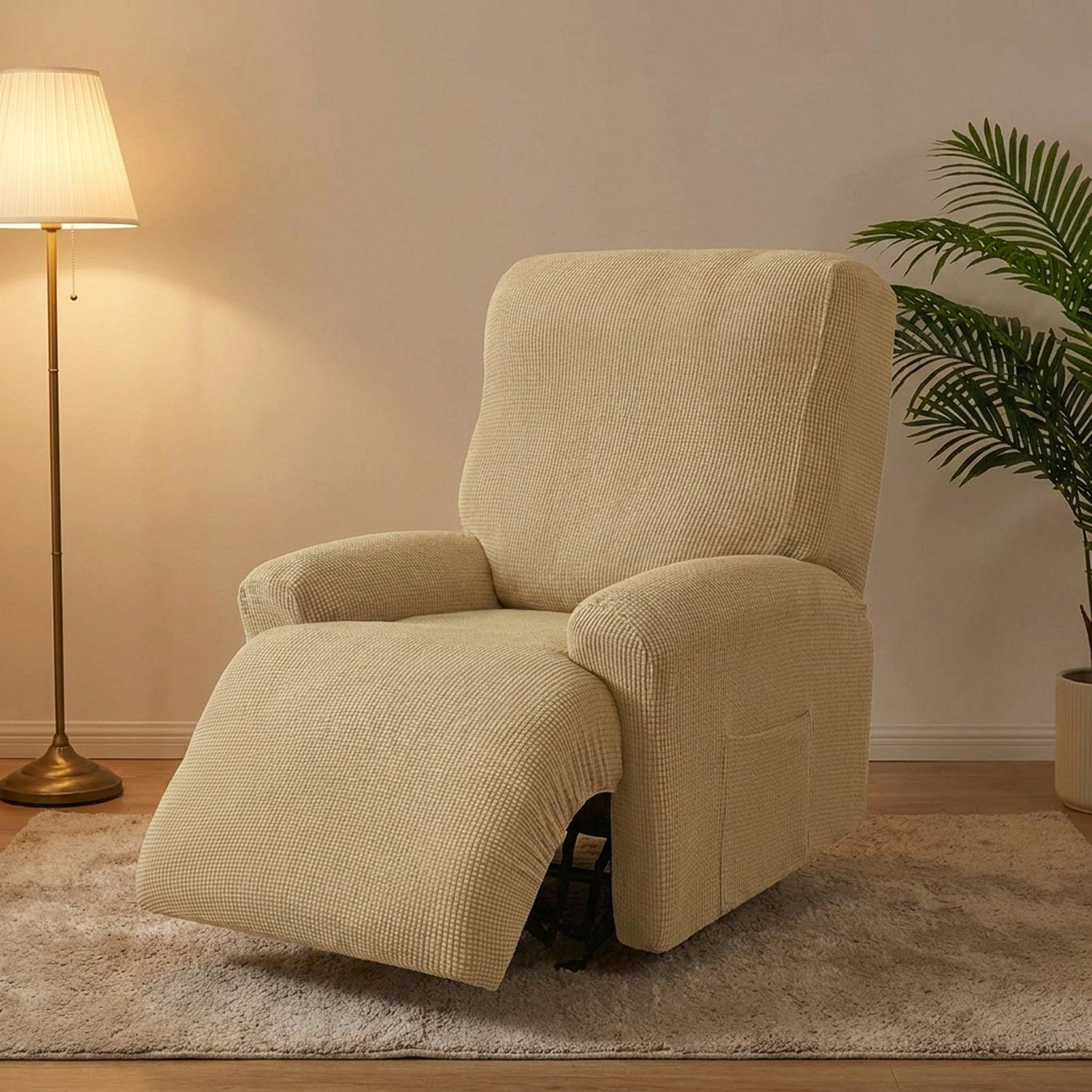 Fauteuil inclinable habille d une housse beige pres d un lampadaire dans un coin detente cosy