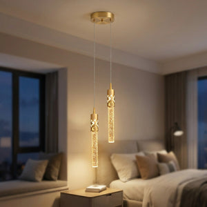 Deux suspensions en cristal doré allumées dans une chambre moderne le soir