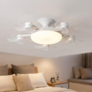 Ventilateur de plafond LED allumé au-dessus d'un lit dans une chambre
