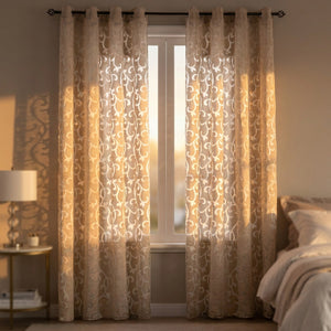 Rideau voilage jacquard beige dans une chambre chaleureuse au coucher du soleil