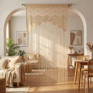 Rideau de porte en macramé champagne utilisé en séparation de pièce dans un salon bohème