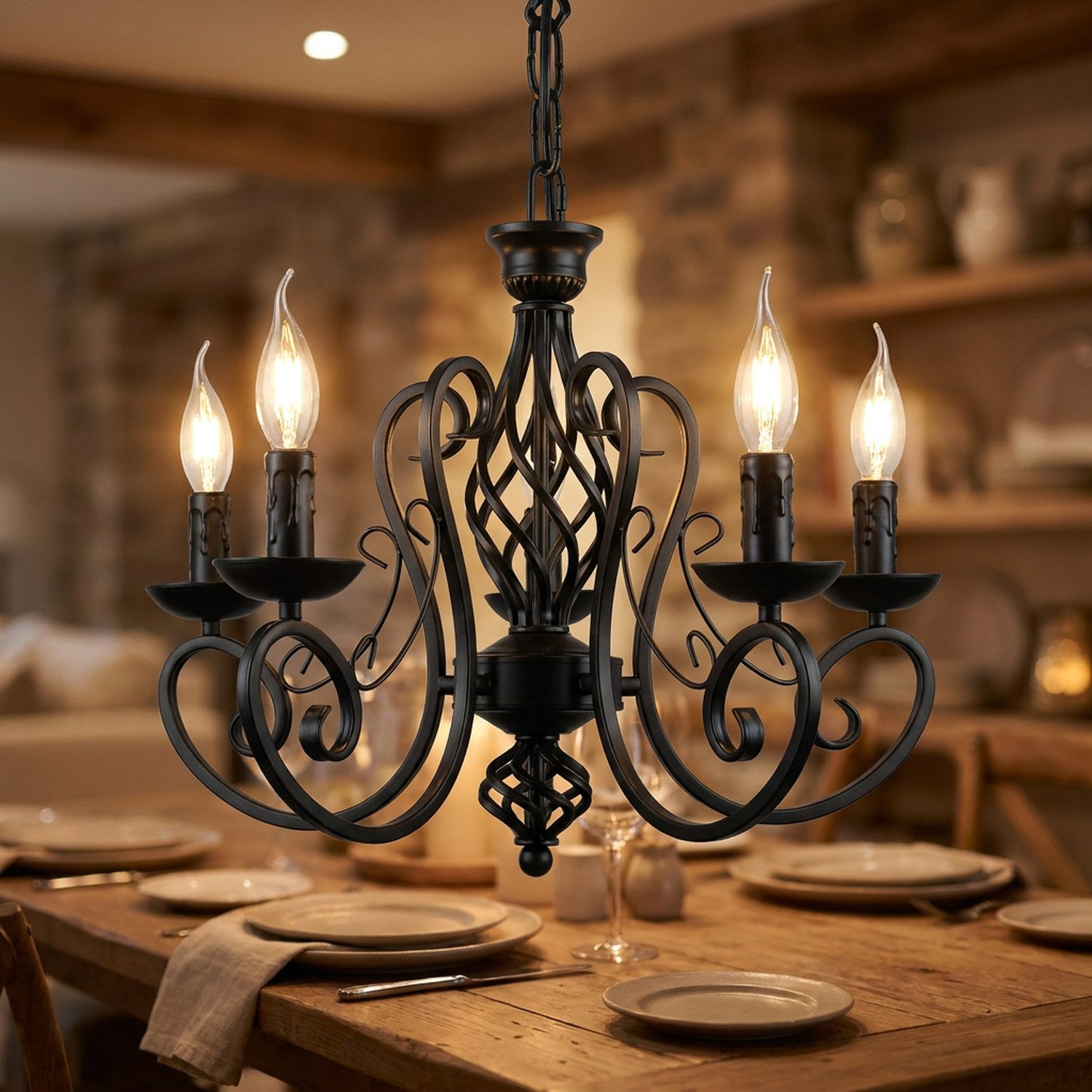 Lustre en fer forgé noir suspendu au-dessus d'une table à manger rustique