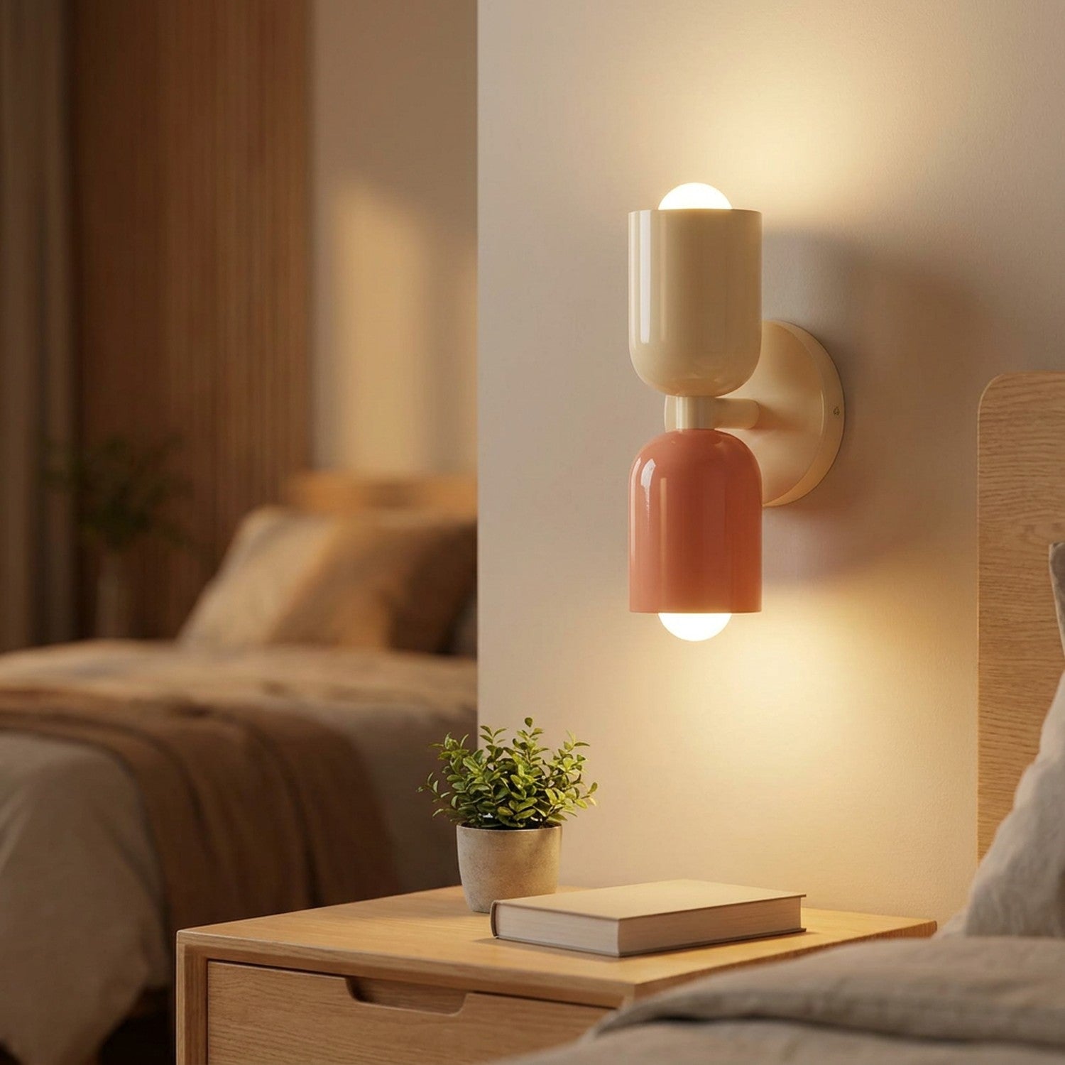 Applique murale LED double tête allumée au-dessus d'une table de chevet en bois