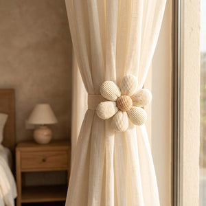 Attache rideau fleur 3D dans une chambre lumineuse avec table de chevet en bois