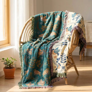 Plaid drapé sur fauteuil en salon lumineux