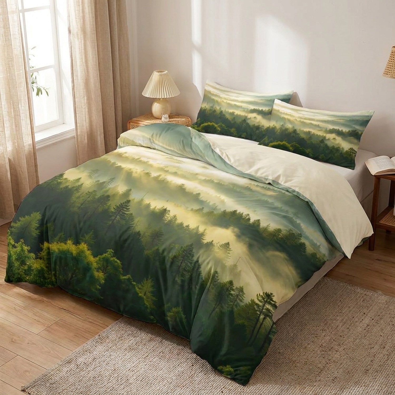 Parure de lit forêt brumeuse installée sur un grand lit dans une chambre lumineuse