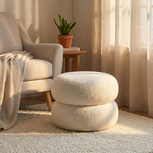Pouf rond blanc dans un coin lecture cocooning avec plante et fauteuil