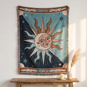 Tapisserie soleil et lune suspendue au mur au-dessus d'une console en bois