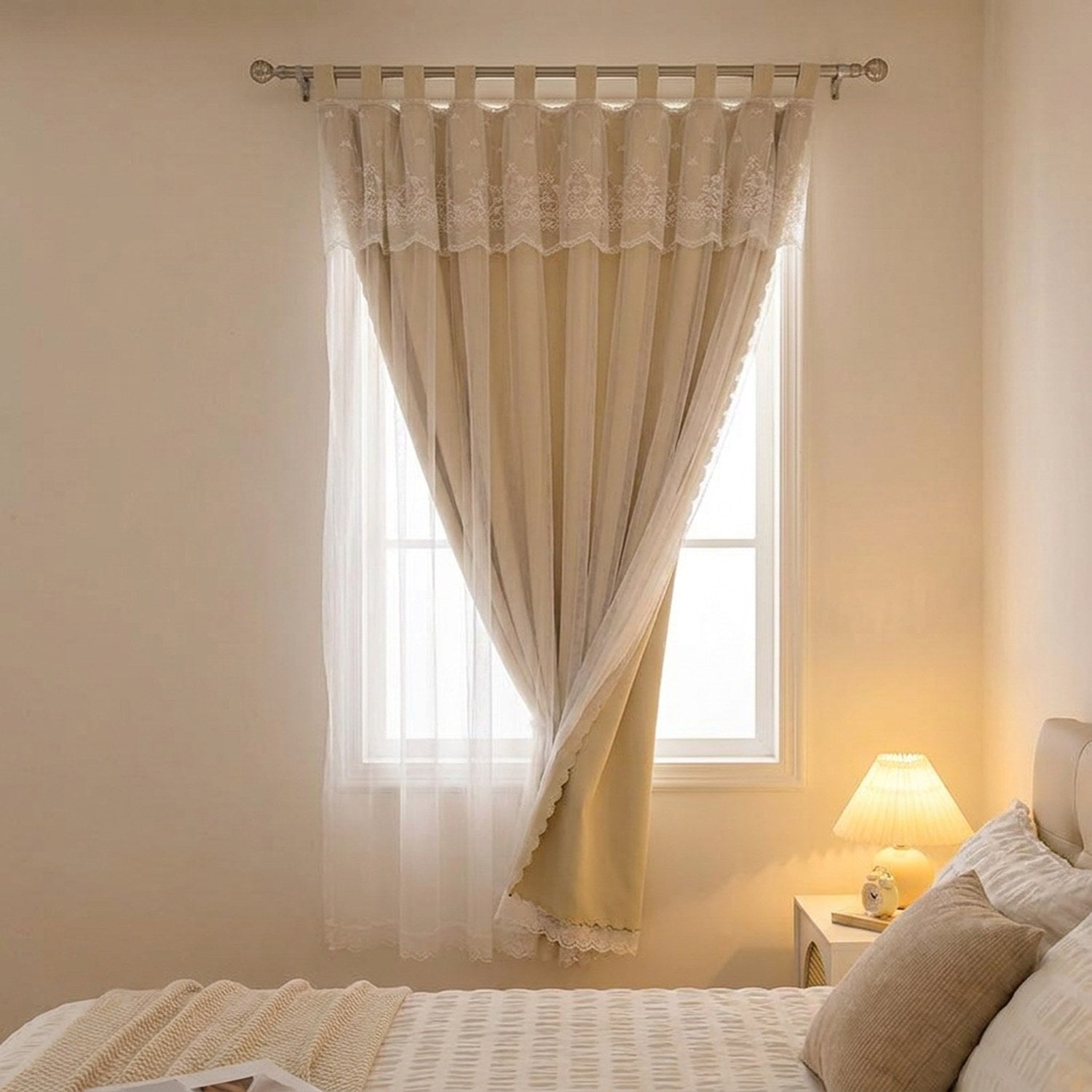 Rideau double voilage beige dans une chambre chaleureuse avec lit et table de chevet