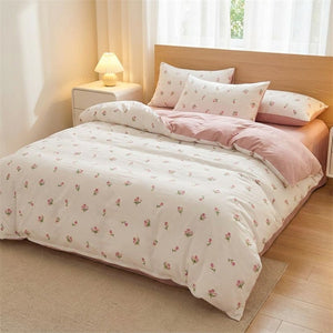 Parure de lit tulipe sur un grand lit dans une chambre lumineuse avec table de chevet