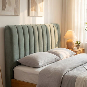 Chambre apaisante avec housse de tête de lit grise en peluche matelassée