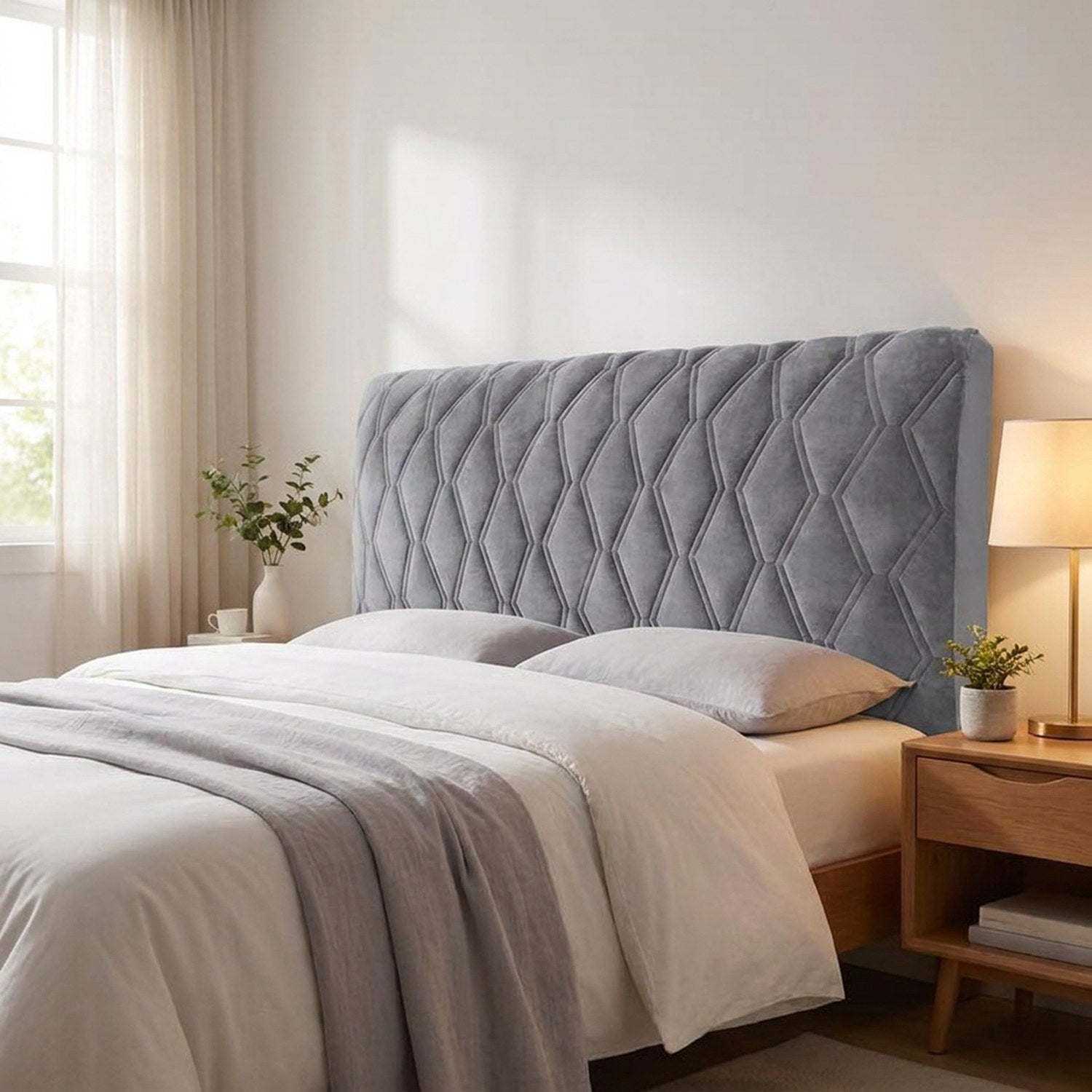 Chambre apaisante avec housse de tête de lit gris et lit aux draps clairs