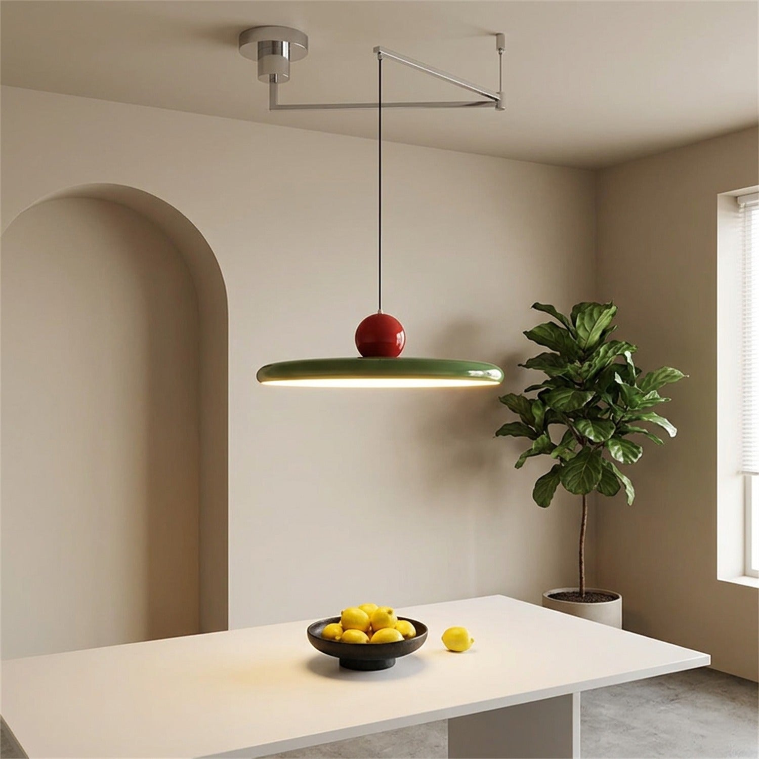 Suspension UFO lumière verte éclairée au-dessus d'une table à manger avec un bras oscillant réglable