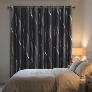 Rideau occultant à œillets dans une chambre cosy avec lampe de chevet allumée
