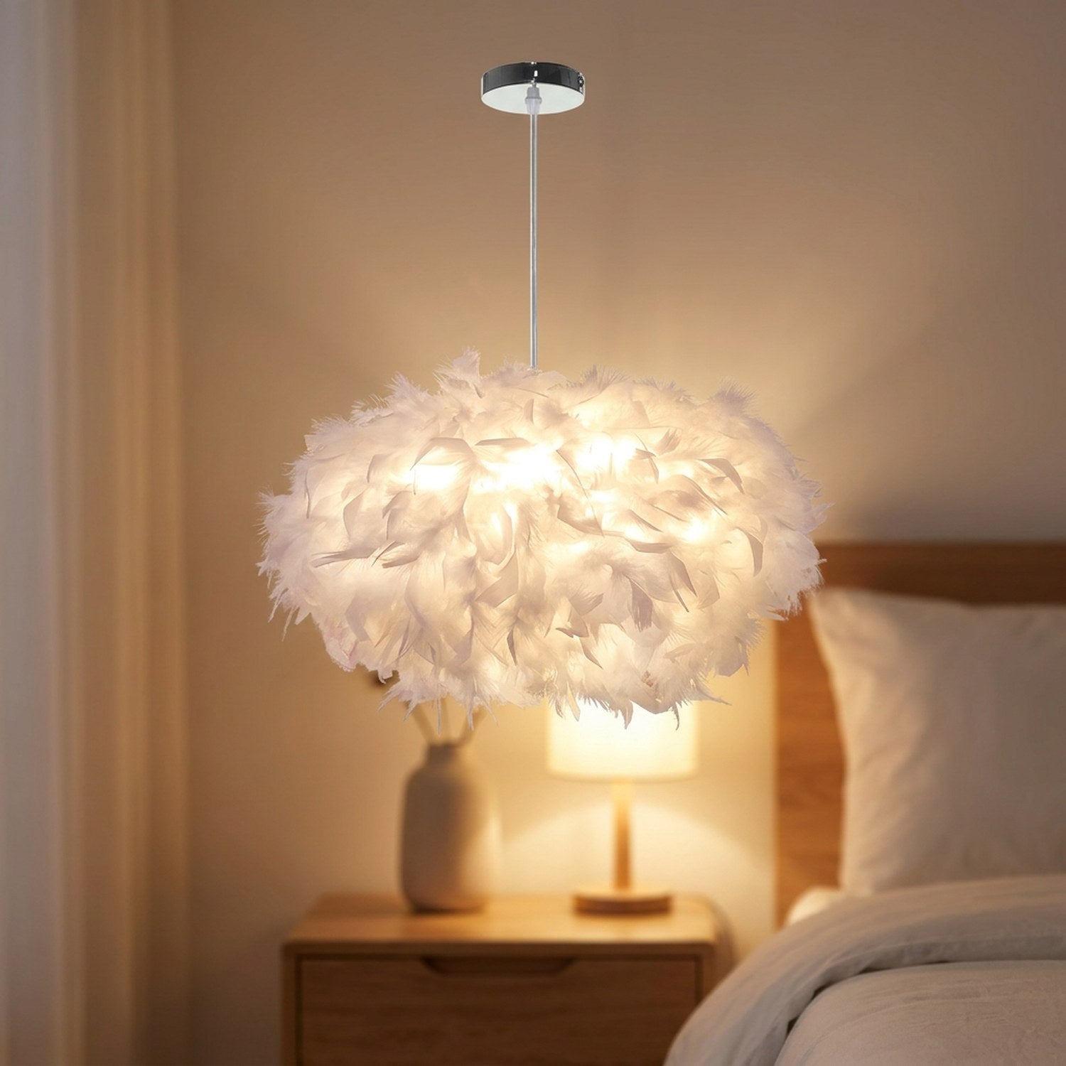 Suspension boule de plumes blanches au dessus d'une table de chevet dans une chambre chaleureuse